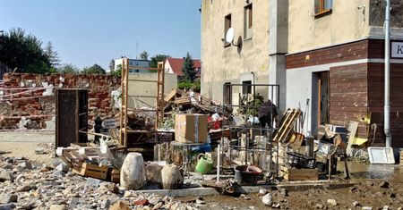 Głuchołazy sprzątają po powodzi. Po meble "jeżdżą na oślep, wszędzie"