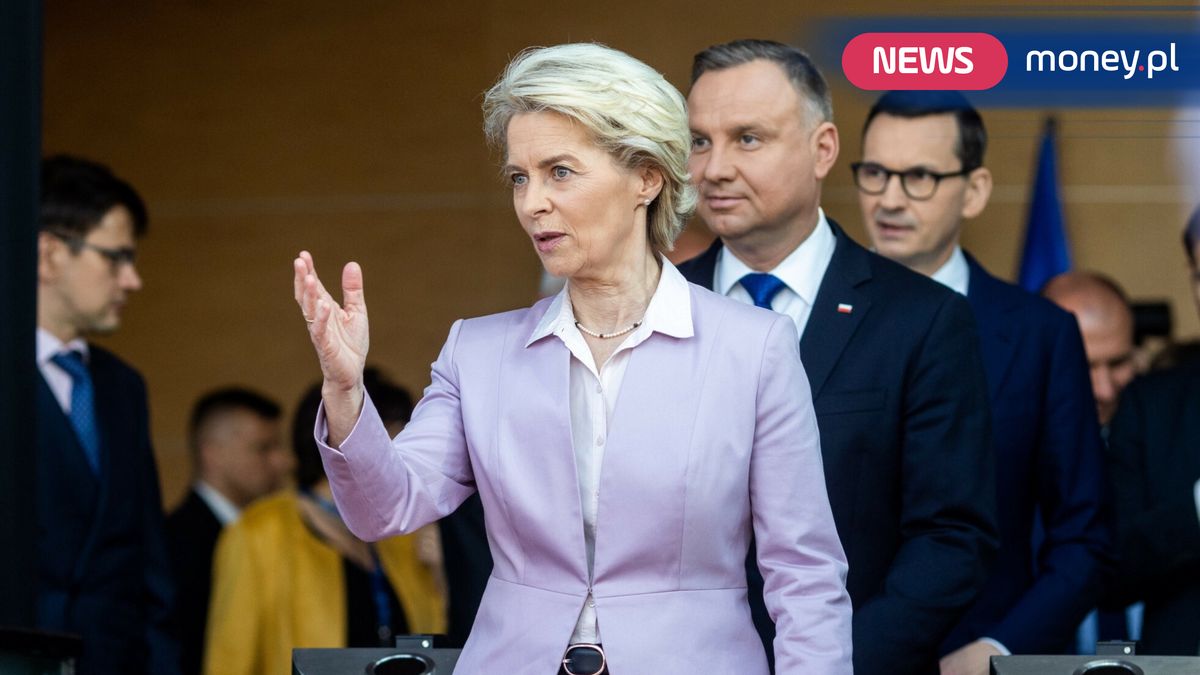 Na pierwszym planie Ursula von der Leyen, przewodnicząca Komisji Europejskiej, a za nią: Prezydent RP Andrzej Duda i premier Mateusz Morawiecki