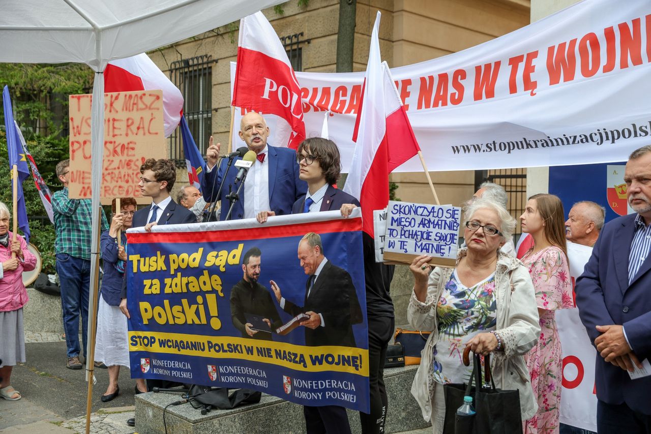 Antyukraińska pikieta przed Sejmem. Sikorski niedopuszczony do głosu