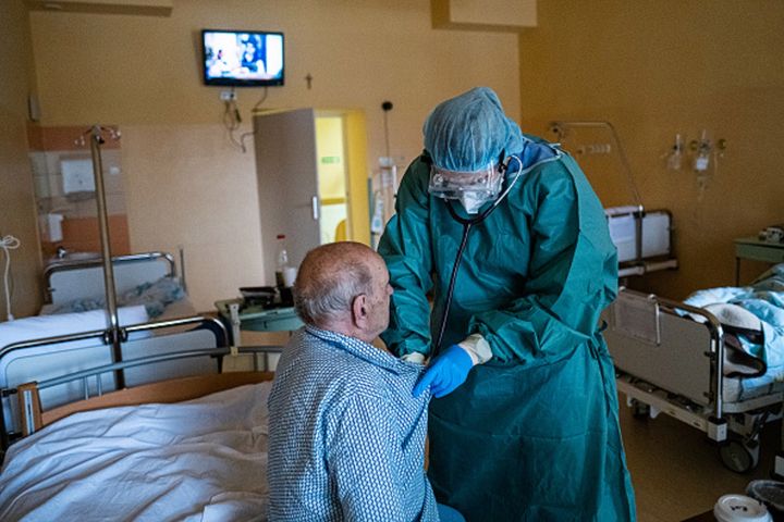 Nadciąga Omikron. Piąta fala znowu uderzy we wschodnią ścianę. "Sytuacja jest przedkrytyczna"