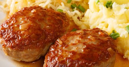 Ścieram na tarce i dodaję do mięsa mielonego. Kotlety wychodzą delikatne i bardziej soczyste