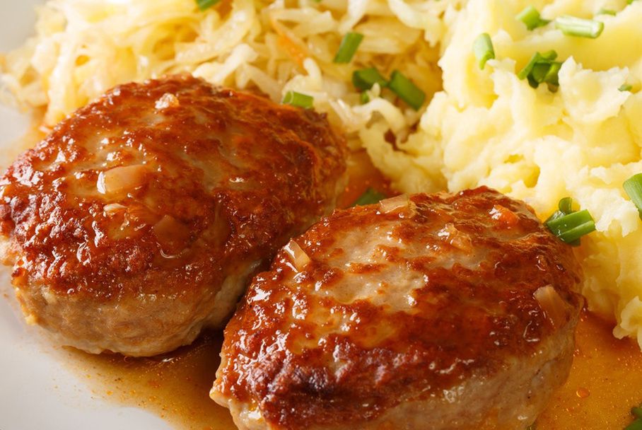 Ścieram na tarce i dodaję do mięsa mielonego. Kotlety wychodzą delikatne i bardziej soczyste