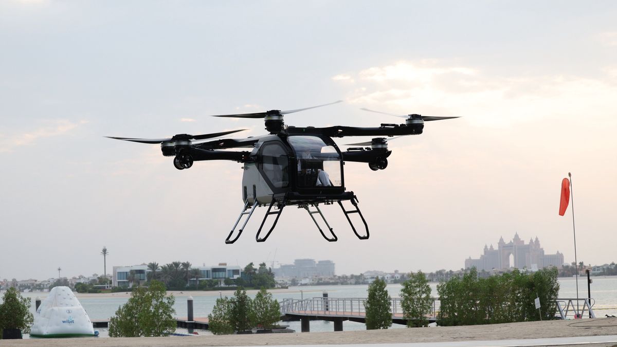 Prototyp "latającego auta" z Chin w pokazowym locie nad Dubajem