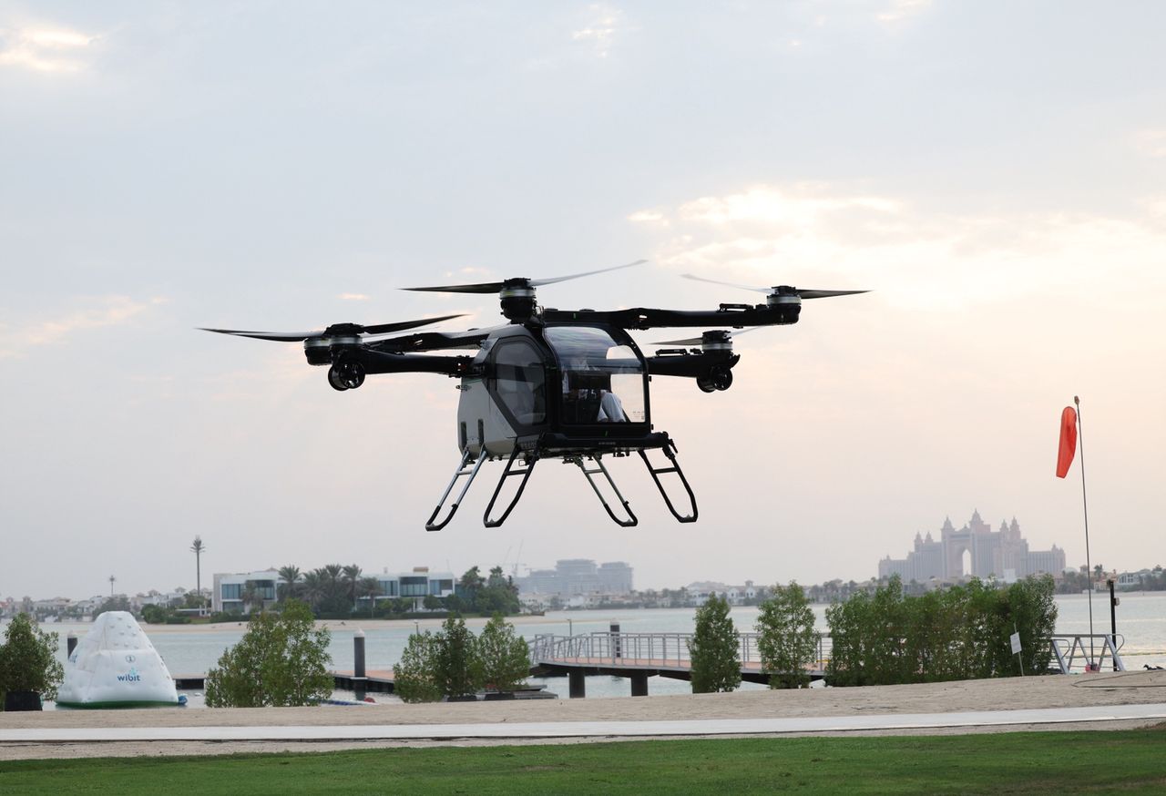 Latające auto z Chin nad Dubajem. "Nie potrzeba licencji pilota"