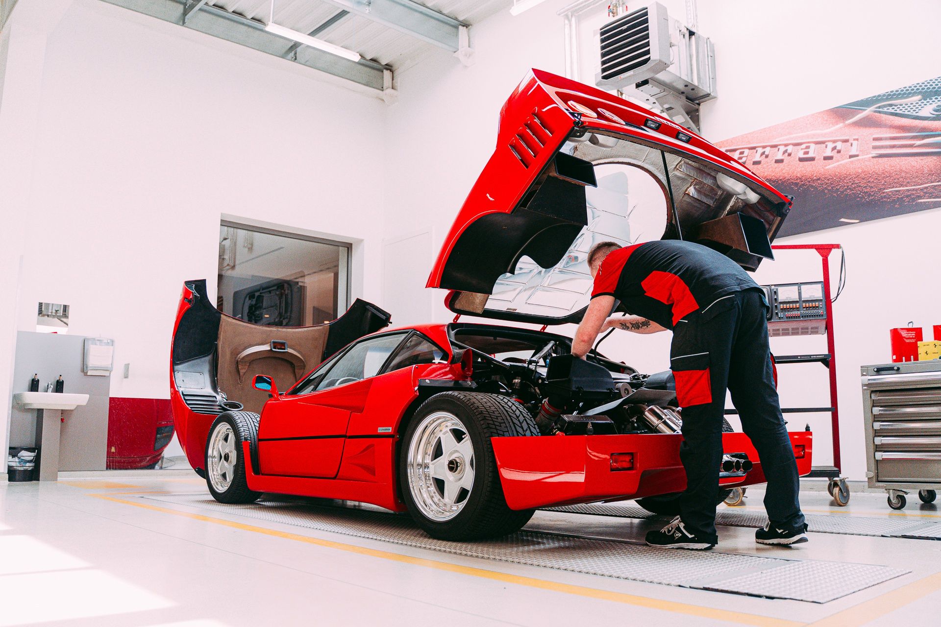 Ferrari F40 w Ferrari Katowice (1990)