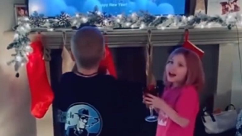 Oszukał dzieci, by móc bawić się w Sylwestra. Internauci podzieleni