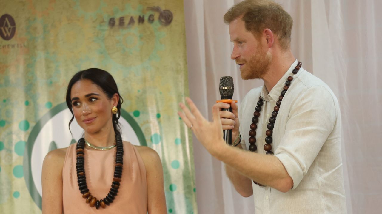 W towarzystwie Meghan NIE JEST SOBĄ? Ekspert nie ma wątpliwości co do Harry'ego