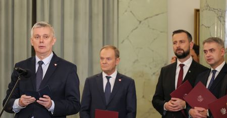 Nowa miotła w służbach specjalnych. Donald Tusk chce odwołać szefów