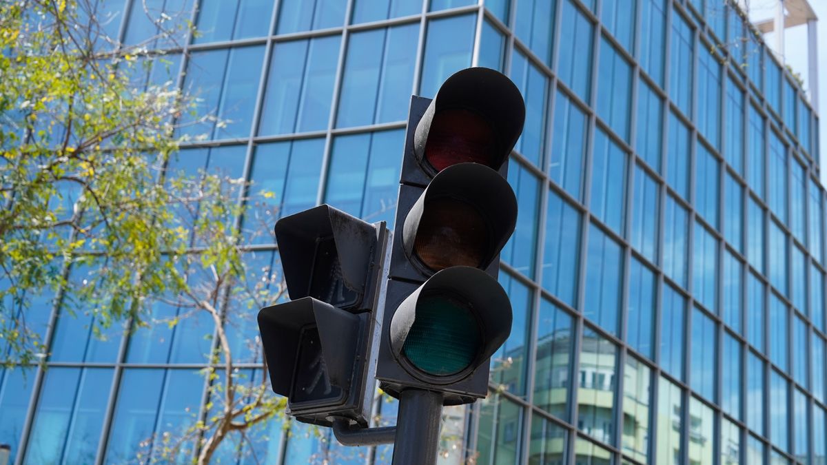 LISBON, PORTUGAL - APRIL 28: A traffic light shows no activity due to a power outage on April 28, 2025 in Lisbon, Portugal. There was a widespread power outage today in Spain and Portugal and parts of France. (Photo by Adri Salido/Getty Images)