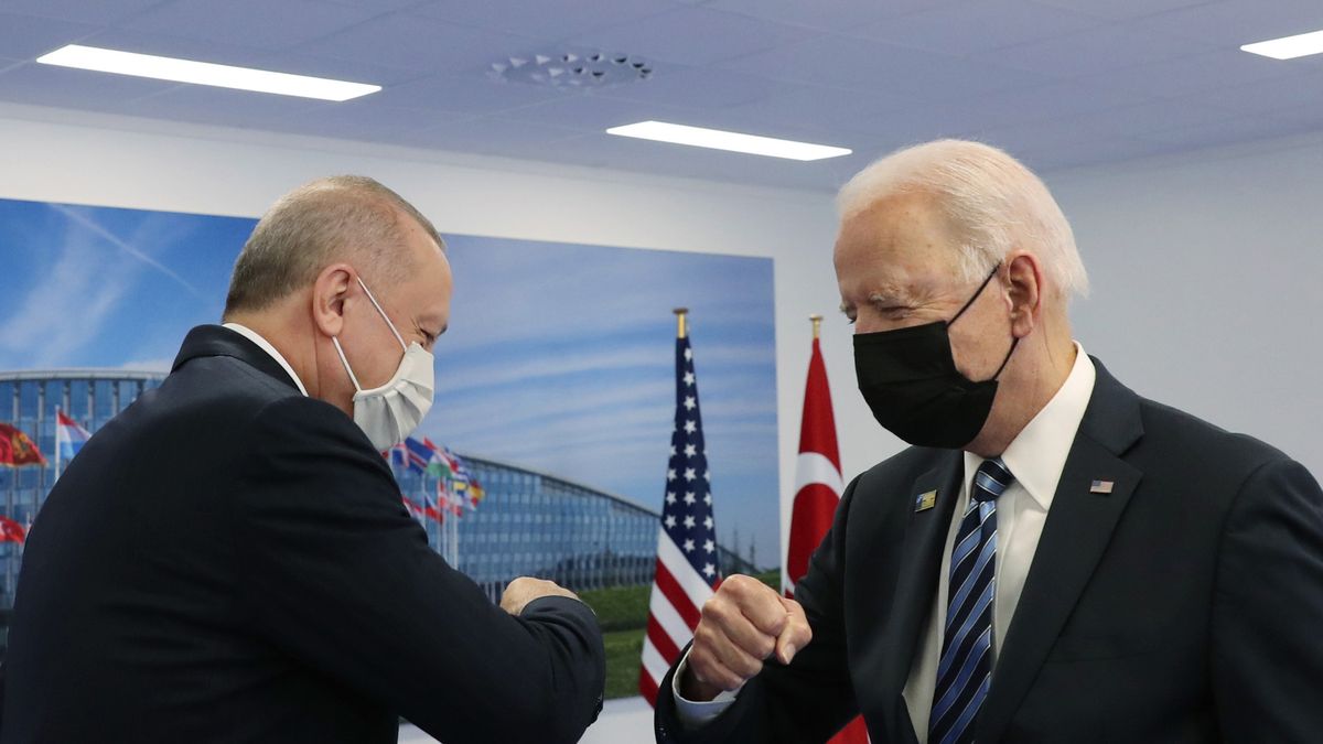 Joe Biden i Recep Erdogan na spotkaniu w Brukseli