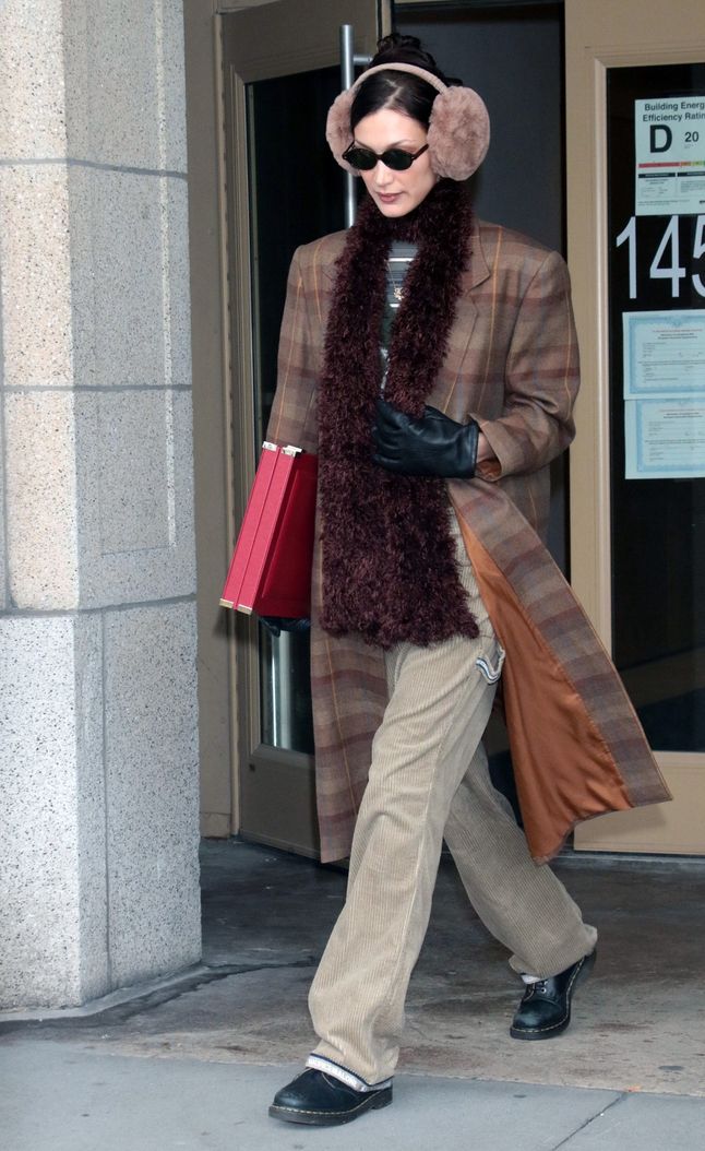 Bella Hadid uwielbia nosić zimą nauszniki 