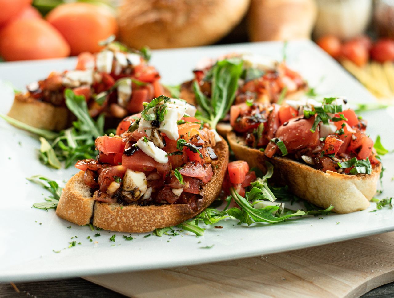 Bruschetta z pieczoną dynią, papryką, pesto i serem
