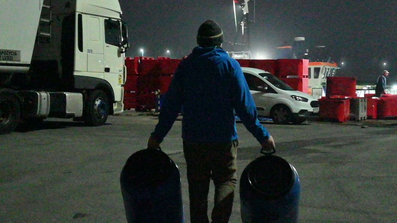 Piotr sam odbiera ryby z portu