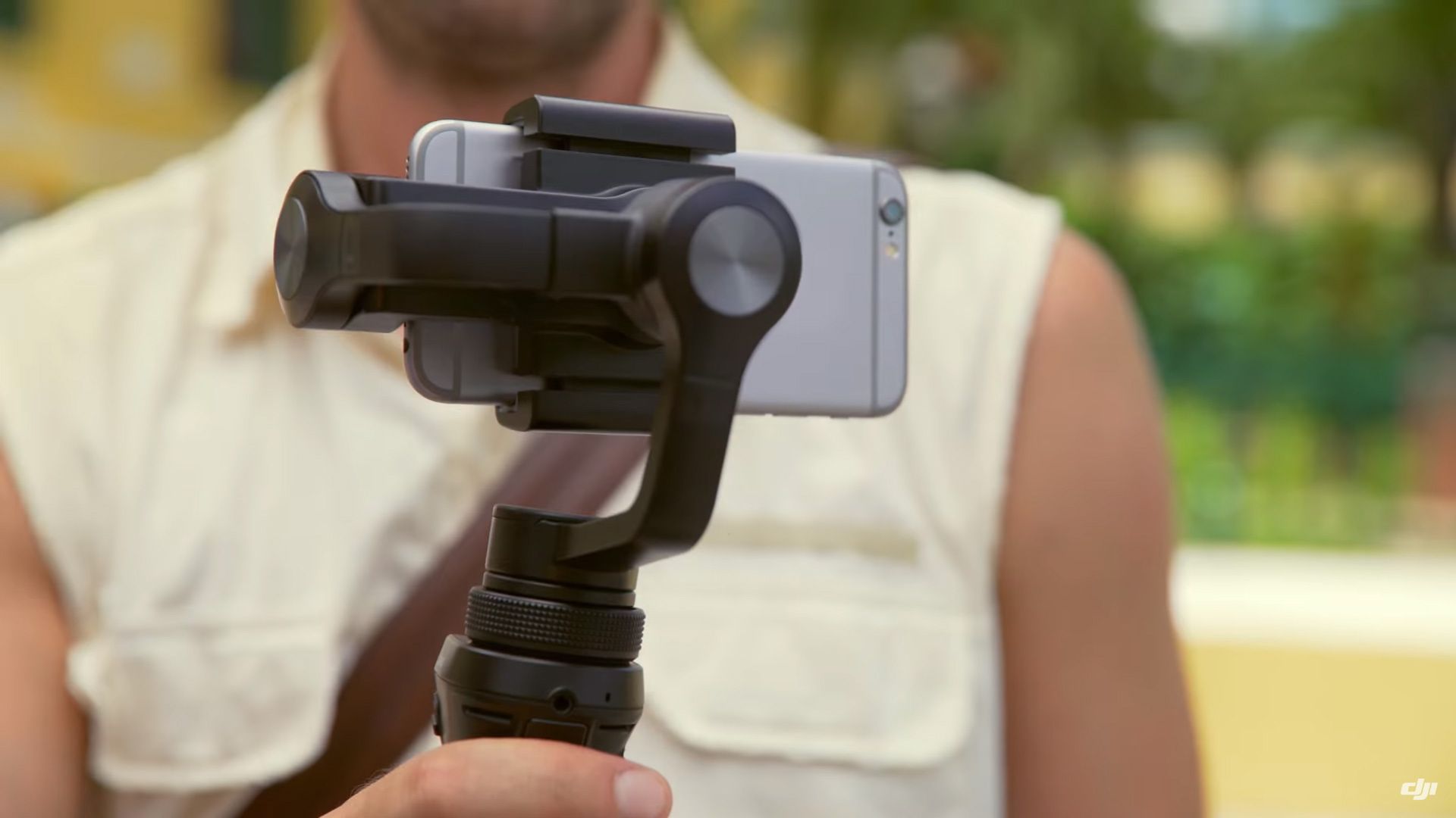 DJI Osmo Mobile zapewnia 3-osiową stabilizację podczas kręcenia smartfonem 2