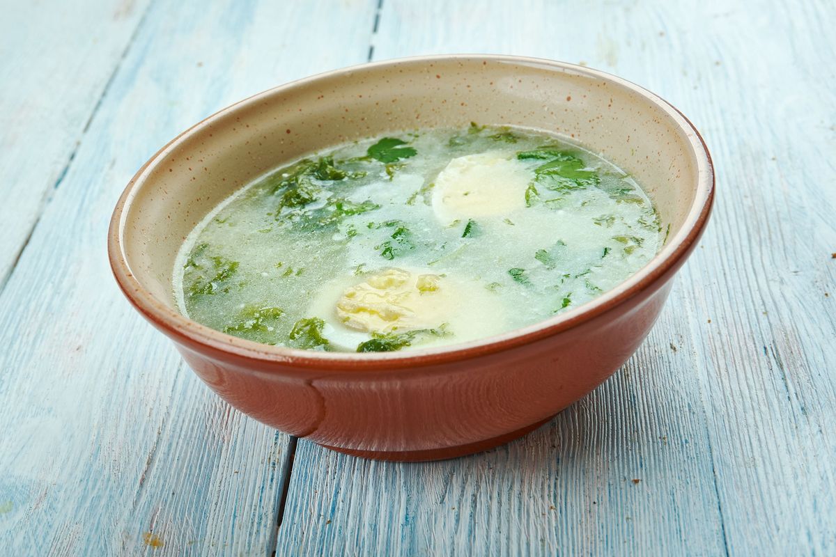 Wiosną warto postawić na delikatne, lekkostrawne zupy z młodych warzyw