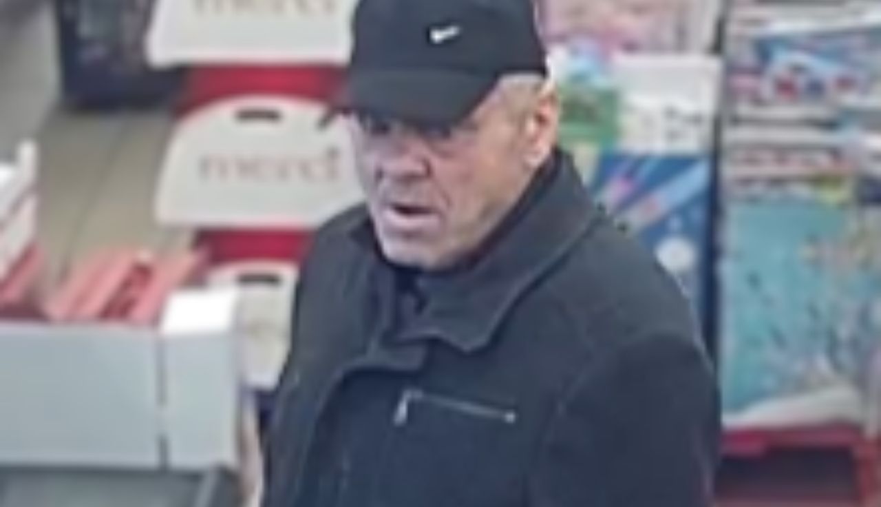 Uchwycony w Biedronce. Rozpoznajesz? Dzwoń na policję