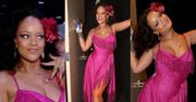 Rihanna chwali się dorodnym biustem za kulisami Grammy