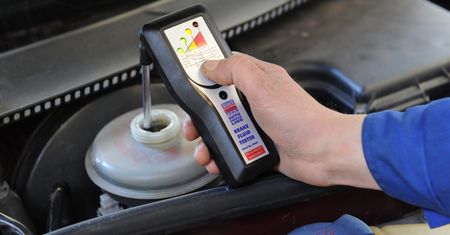 Nowy płyn hamulcowy, a już do wymiany. 40 proc. produktów nie spełnia norm