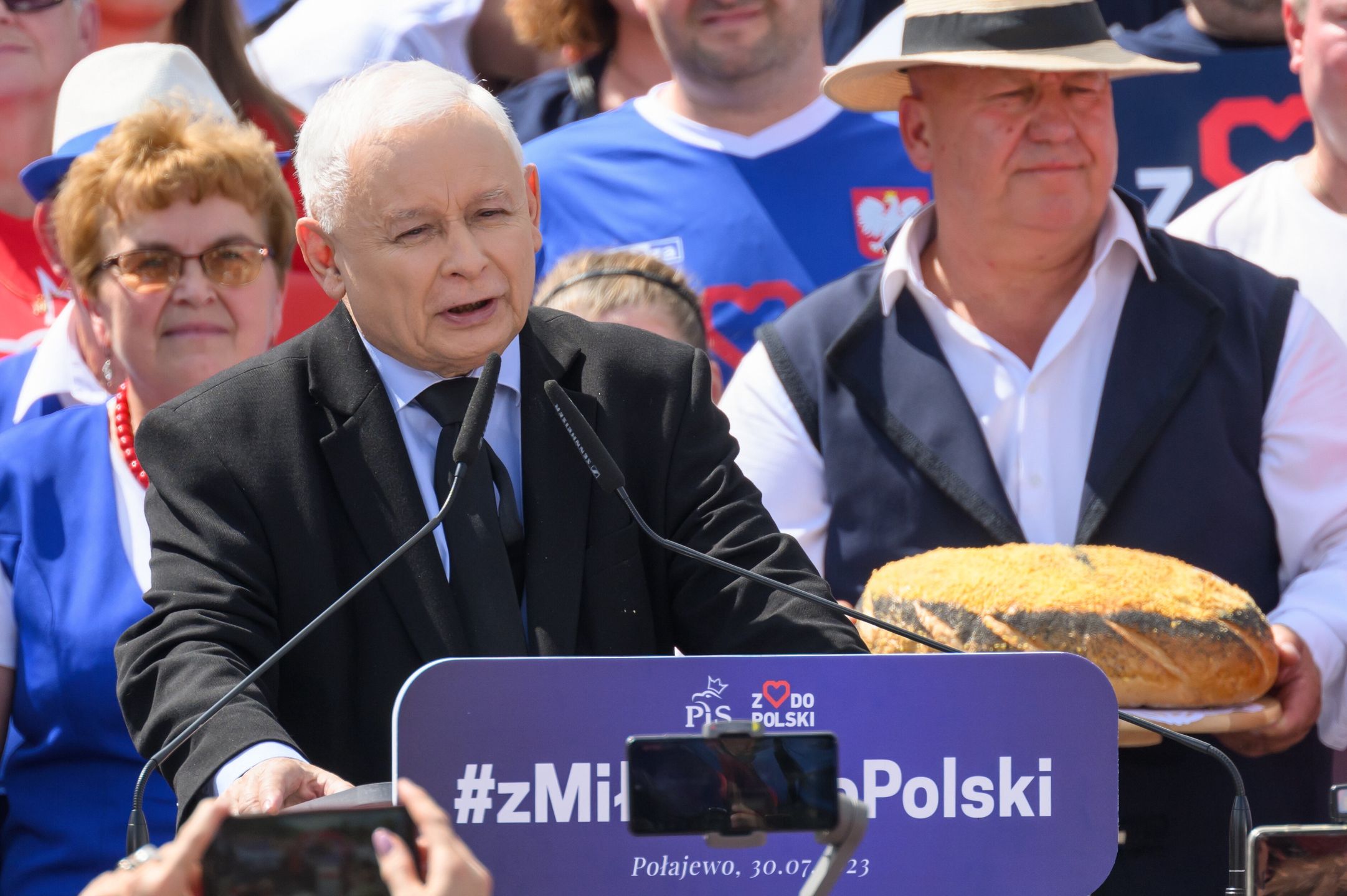 Połajewo, 30.07.2023. Prezes Prawa i Sprawiedliwości, wicepremier Jarosław Kaczyński (C) podczas pikniku rodzinnego z cyklu "Z miłości do Polski" w miejscowości Połajewo, 30 bm. (jk/amb) PAP/Jakub Kaczmarczyk