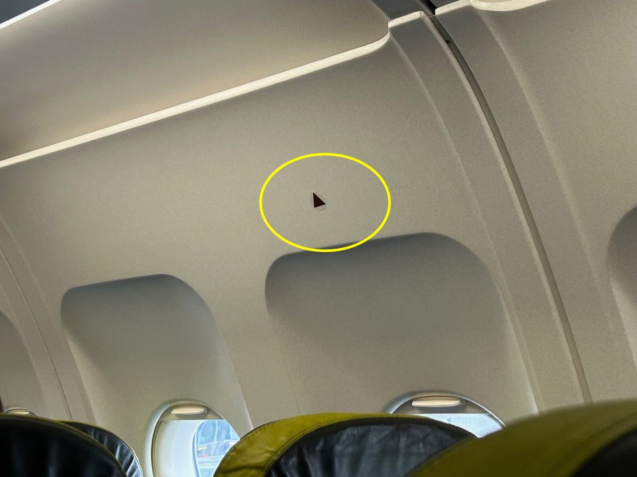 Dziwny znak w samolocie. Mało kto wie, co oznacza