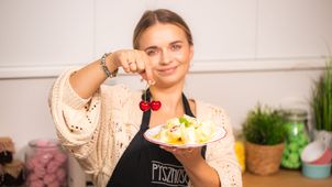 Już nie musisz gotować ziemniaków. Ekspresowe knedle z czereśniami zrobisz z czegoś zupełnie innego