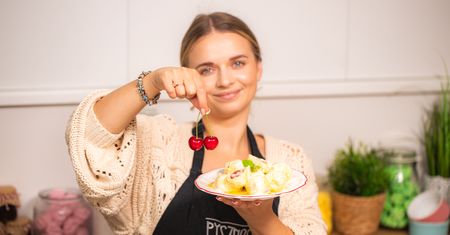 Już nie musisz gotować ziemniaków. Ekspresowe knedle z czereśniami zrobisz z czegoś zupełnie innego