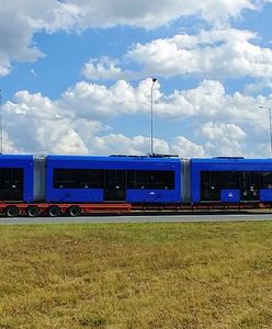 Tak transportuje się tramwaj. "Lajkonik" jedzie do Krakowa