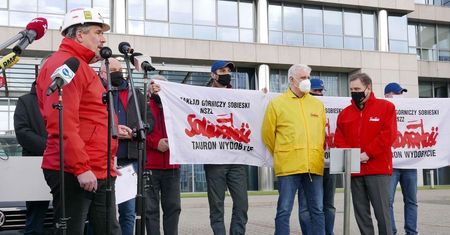 Katowice. Samochodowy protest związkowców Taurona. Spowolniony ruch na Chorzowskiej