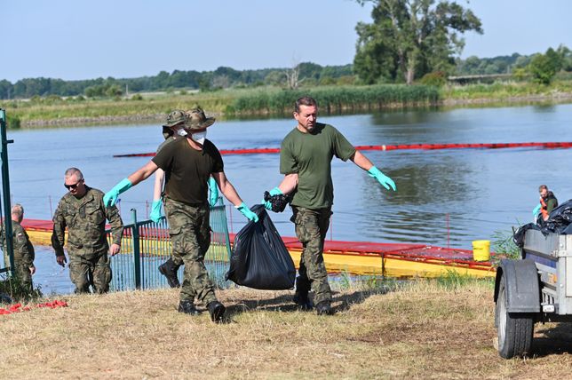 Widuchowa, 14.08.2022. Akcja oczyszczania Odry ze śniętych ryb przy użyciu zapory elastycznej w Widuchowej, 14 bm. W akcji biorą udział m.in. żołnierze 14 Zachodniopomorskiej Brygady Obrony Terytorialnej. (jm) PAP/Marcin Bielecki