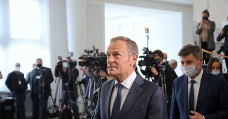 Tusk liderem sondażu. Komentarz z Lewicy