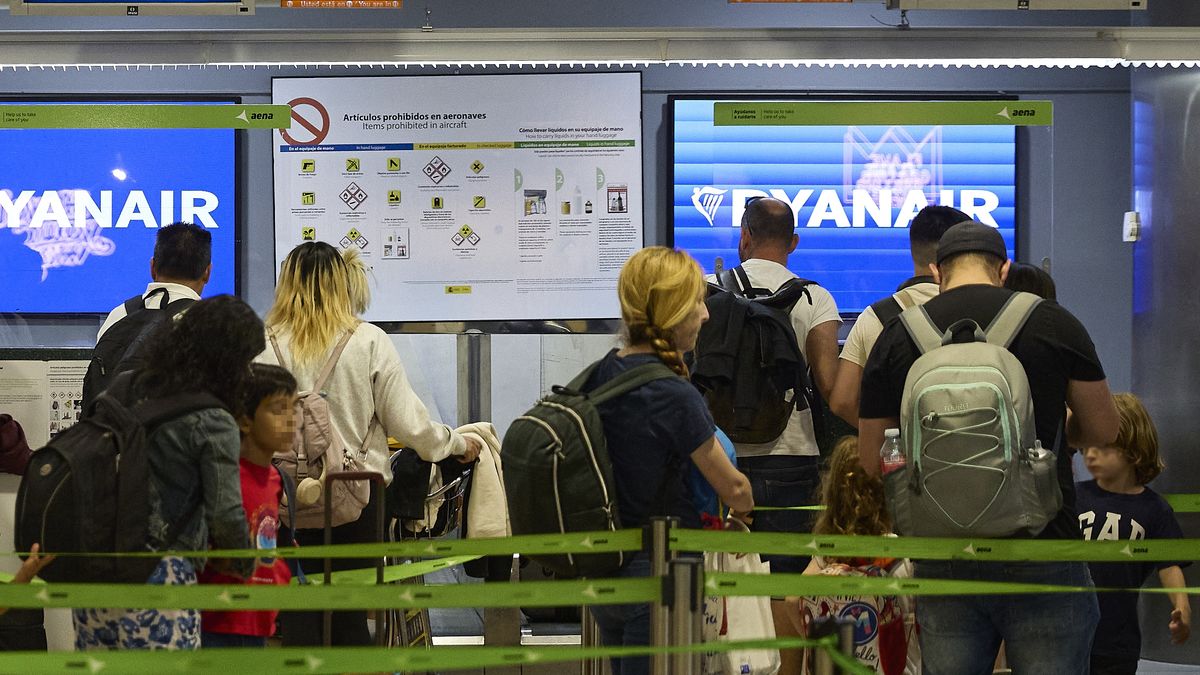 MADRID, SPAIN - AUGUST 23: A group of people at a Ryanair check-in station at Adolfo Suarez Madrid-Barajas Airport, on 23 August, 2025 Madrid, Spain. UGT called a strike at Azul Handling, Ryanair's ground operations company, from August 15 through the end of the year as a result of the "constant breaches of labor rights" with which the Ryanair group "punishes its workforce." The strike is being implemented at all bases and work centers between 5 and 9 am, between 12 and 15 pm, and between 21 and 23.59 pm. (Photo By Jesus Hellin/Europa Press via Getty Images)