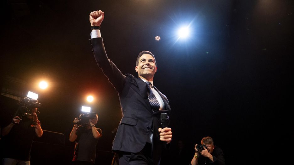 Democrats 66 (D66) party leader Rob Jetten (C) reacts to the first results in the Dutch general election, in Leiden, The Netherlands, 29 October 2025. The Netherlands held an early general election on 29 October, to elect a new House of Representatives. EPA/ROBIN UTRECHT Dostawca: PAP/EPA.