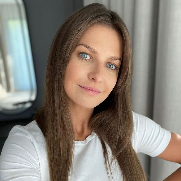 Anna Lewandowska pozuje w weselnej kreacji. Dostała zaproszenie od Królikowskiego i Opozdy?