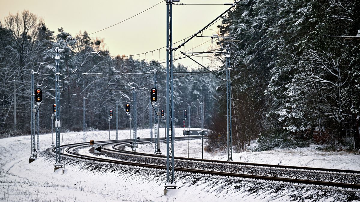 Życzyn, (pow. garwoliński), 24.11.2025. Linia kolejowa nr 7 Warszawa-Lublin w okolicach stacji Mika, 24 bm. Prokurator mazowieckiego wydziału Prokuratury Krajowej przedstawił Wołodymyrowi B. zarzut pomocnictwa dwóm działającym na rzecz rosyjskiego wywiadu sprawcom w dokonaniu aktów dywersji z 15-16 listopada w miejscowościach Mika i Gołąb. Sąd zastosował wobec mężczyzny trzymiesięczny areszt. (jm) PAP/Przemysław Piątkowski ***Do tego materiału zdjęciowego dostępna jest również depesza w systemie CSI, pt.: Prokuratura Krajowa: trzecia osoba z zarzutami ws. dywersji na kolei; sąd zastosował areszt (opis)***