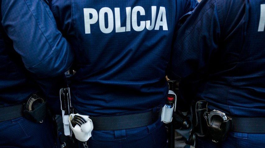 Policjant śmiertelnie postrzelił mężczyznę podczas interwencji domowej w Wydminach.