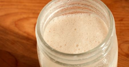 Ten mało znany napój doskonale nawadnia i wspiera jelita. Do tego obniża poziom trójglicerydów i cholesterolu