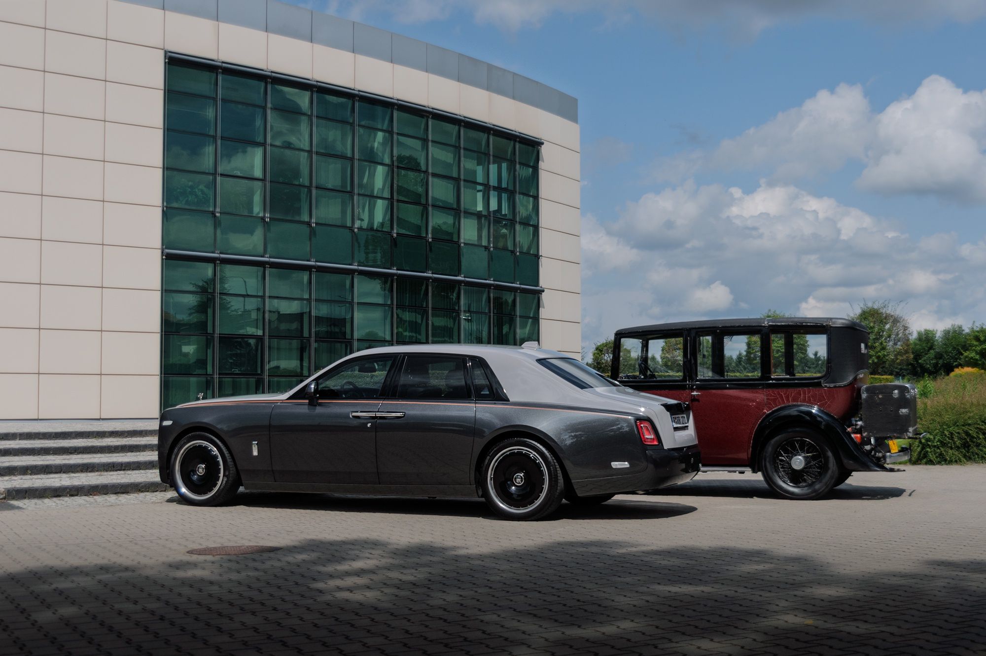 Rolls-Royce Phantom II (1935) i Rolls-Royce Phantom VIII (2025)