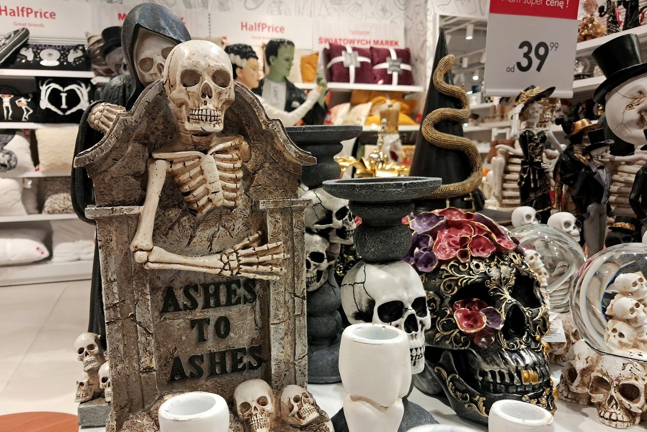 Kraków: Halloween zaczął się wcześniej? Dynie, czaszki i duchy już straszą na półkach w krakowskiej galerii