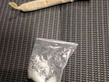 Warszawa: Podczas legitymowania z portfela wypadł mu skręt. Rozbawiony 22-latek przyznał, że to marihuana