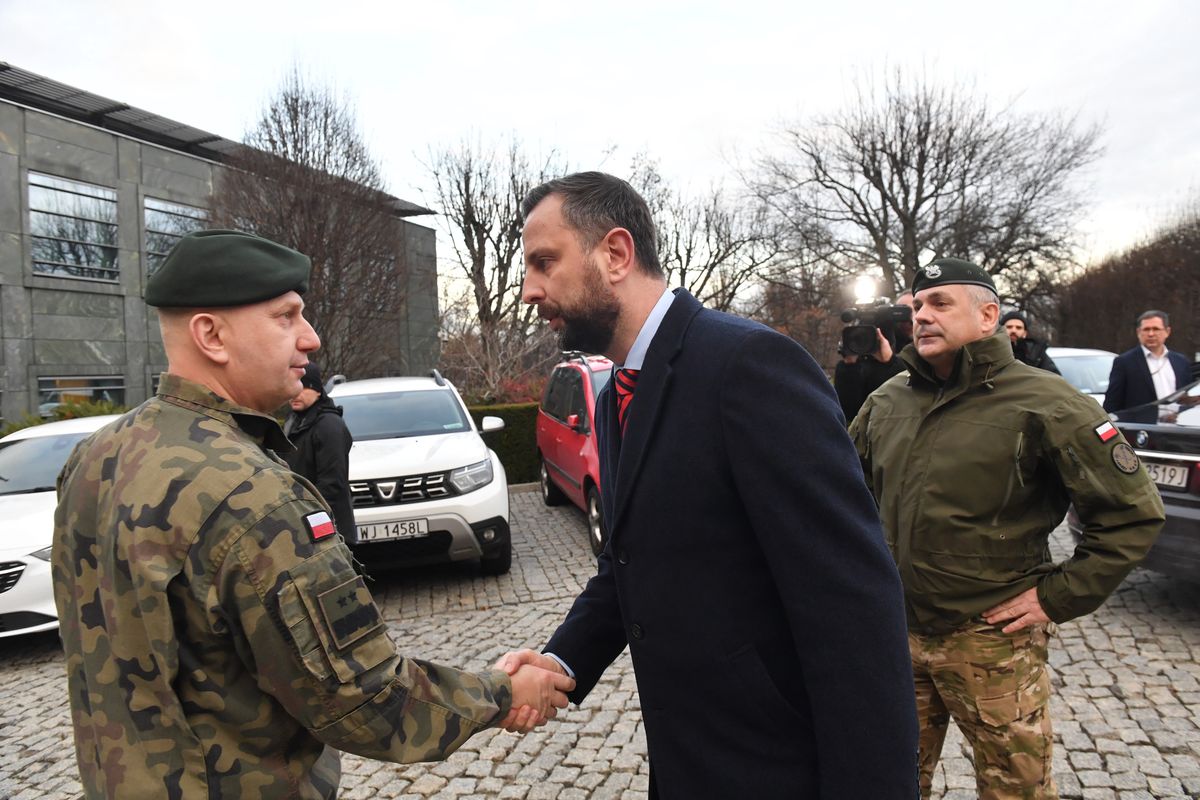 Minister obrony narodowej Władysław Kosiniak-Kamysz, szef Wojsk Obrony Terytorialnej gen. Maciej Klisz oraz szef Sztabu Generalnego Wojska Polskiego gen. Wiesław Kukuła  po zakończeniu spotkania w Biurze Bezpieczeństwa Narodowego w Warszawie