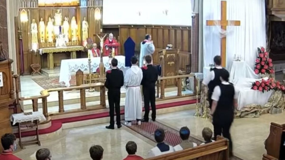 Funkcjonariusze policji wkroczyli na mszę z okazji Wielkiego Piątku, ponieważ liczba uczestników znacznie przekroczyła dozwolony limit 