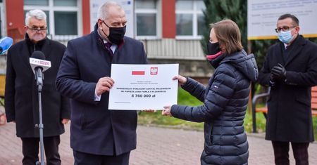 Jacek Sasin wręczył "czeki" na kilkumilionowe inwestycje