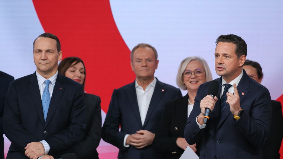 Warszawa, 23.11.2024. Premier Donald Tusk (C), minister spraw zagranicznych Radosław Sikorski (L) oraz prezydent Warszawy Rafał Trzaskowski (P) podczas Rady Krajowej Platformy Obywatelskiej, 23 bm. w sali konferencyjnej Kultura Wysoka w Warszawie. Rafał Trzaskowski wygrał prawybory w KO i będzie kandydatem Koalicji Obywatelskiej na prezydenta. (jm) PAP/Paweł Supernak
