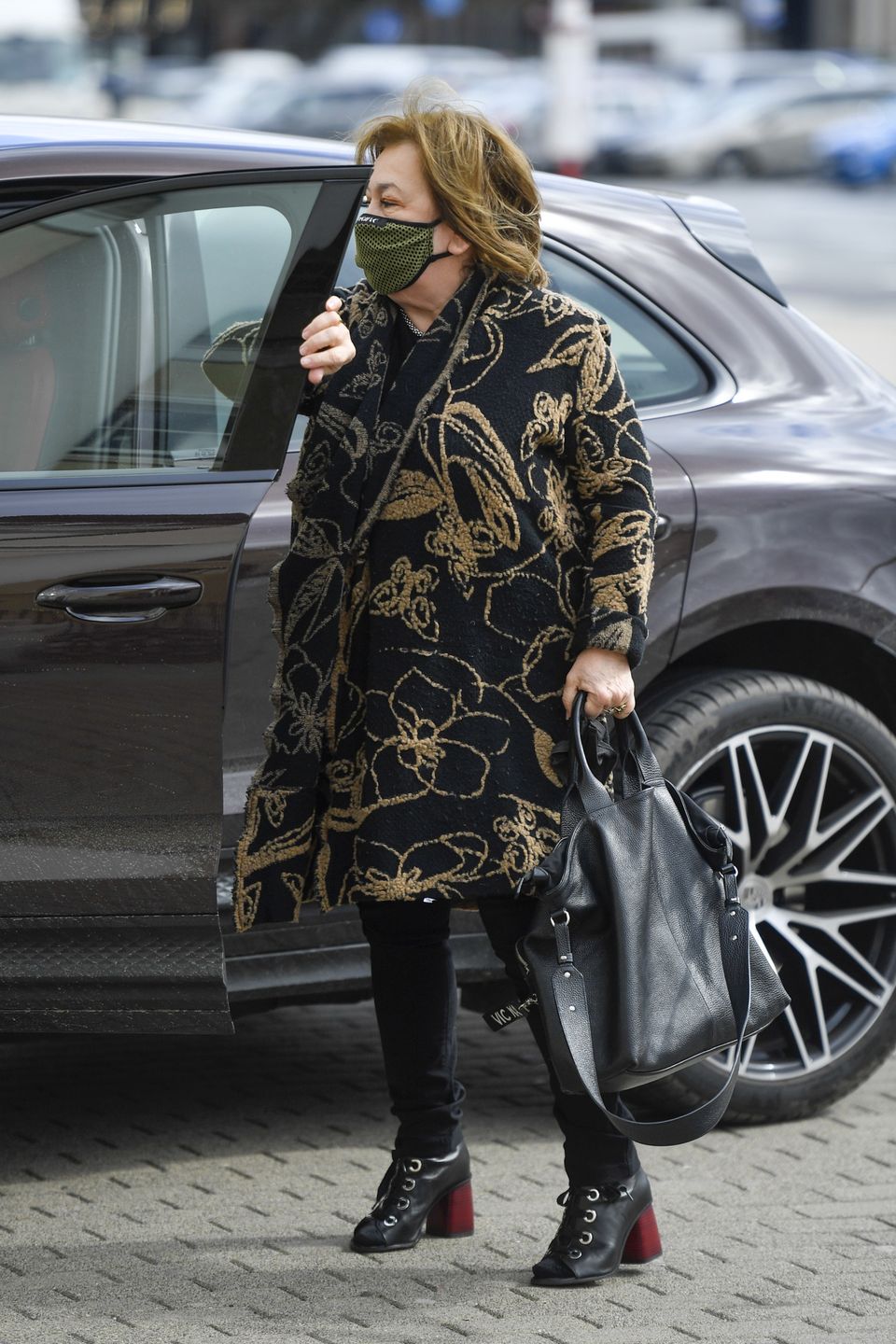 pogrzeb, Pogrzeb Jolanty Lothe, paparazzi, kobieta, sylwetka, buty na koturnach, buty damskie, buty czarne, spodnie damskie, spodnie czarne, torebka czarna, torebka damska, Krystyna Demska- Olbrychska