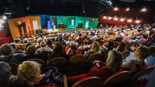 Płock: Kwiaty, życzenia i dużo śmiechu. Powiat świętował Dzień Kobiet