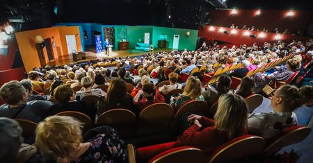 Kwiaty, życzenia i dużo śmiechu. Powiat świętował Dzień Kobiet