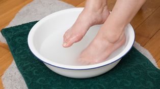 Dodaj do wody i wymocz stopy. Pięty będą gładkie jak u niemowlaka
