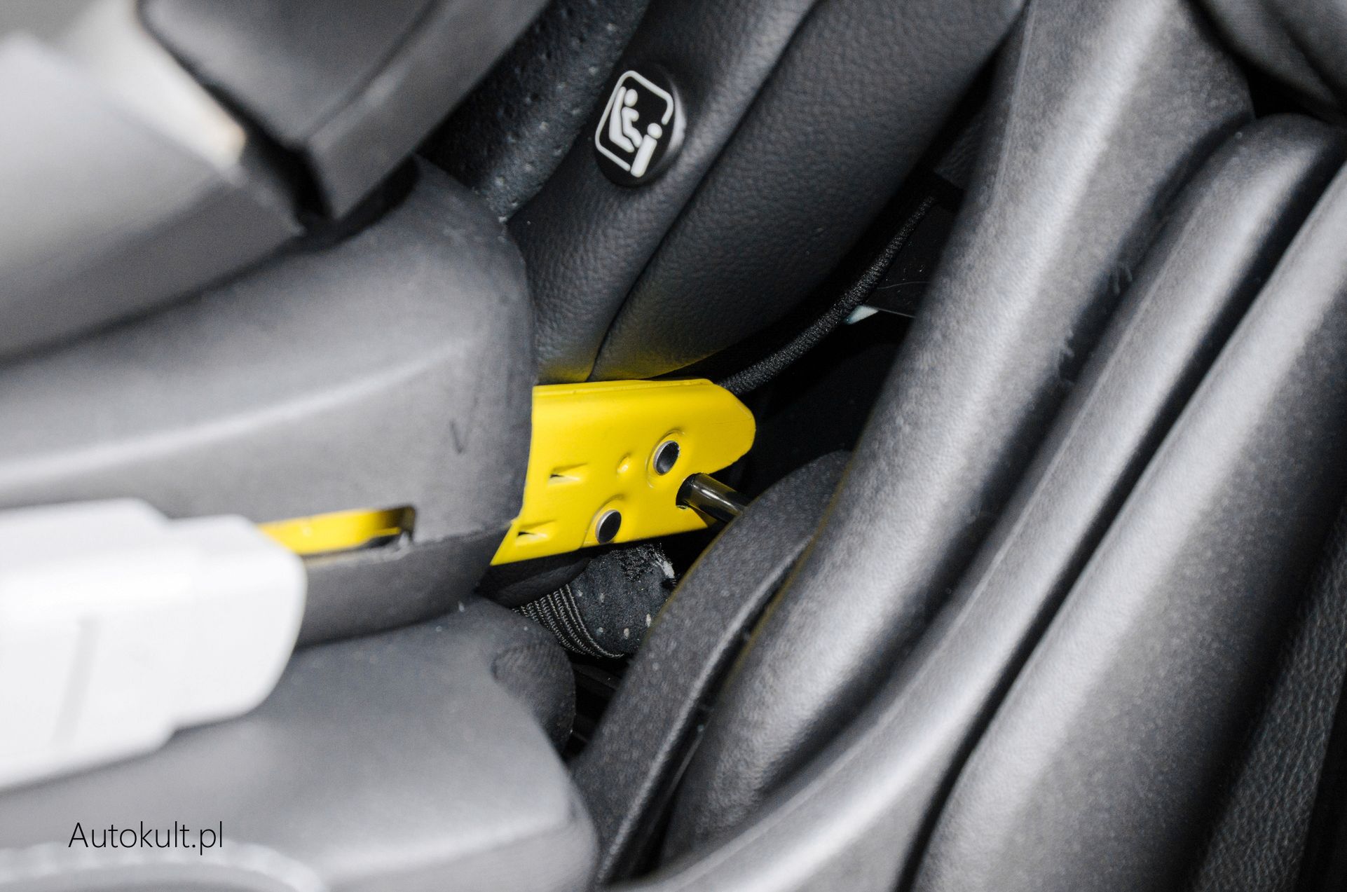 Niezbyt wygodny, schowany system ISOFIX w samochodzie Ford S-Max/Galaxy.