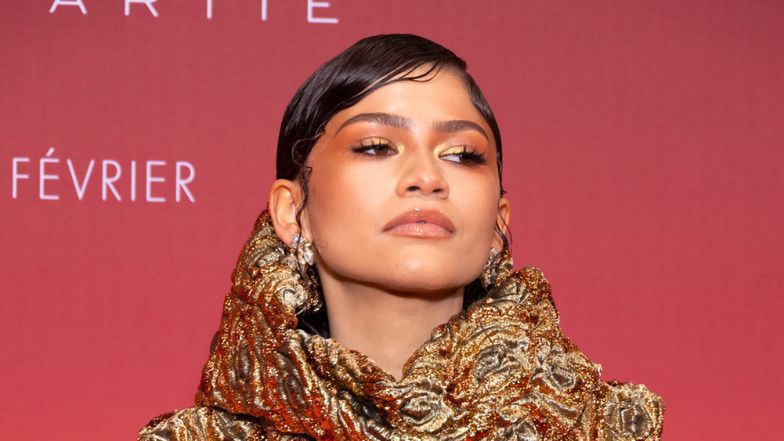 Zendaya cała w złocie. Aktorka odsłoniła brzuch. Przesada? 