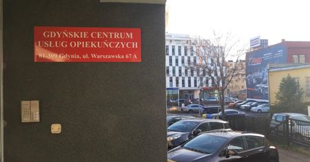 Spędzili noc w kolejce, by złożyć wniosek. "To jest godność człowieka?"